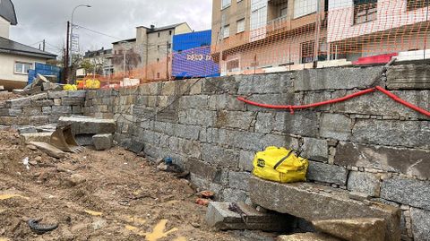 Imagen del muro construido en la OU-533 en Viana. 