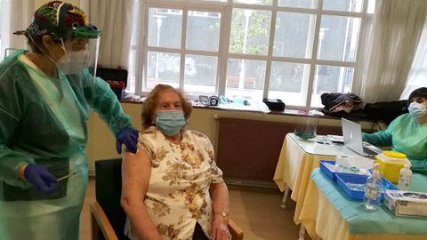 Imagen de archivo de una residente en el centro de mayores de A Pobra recibiendo la segunda dosis de la vacuna el pasado mes de enero
