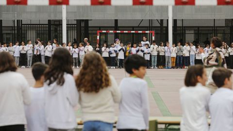 Una cadena humana de escolares de A Ponte, dentro de la actividad Pontes de Igualdade , organizada por los centros educativos de este barrio ourensano.