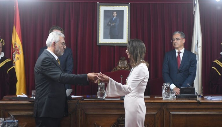 La alcaldesa de Lugo, Lara Méndez, recogiendo el bastón de mando