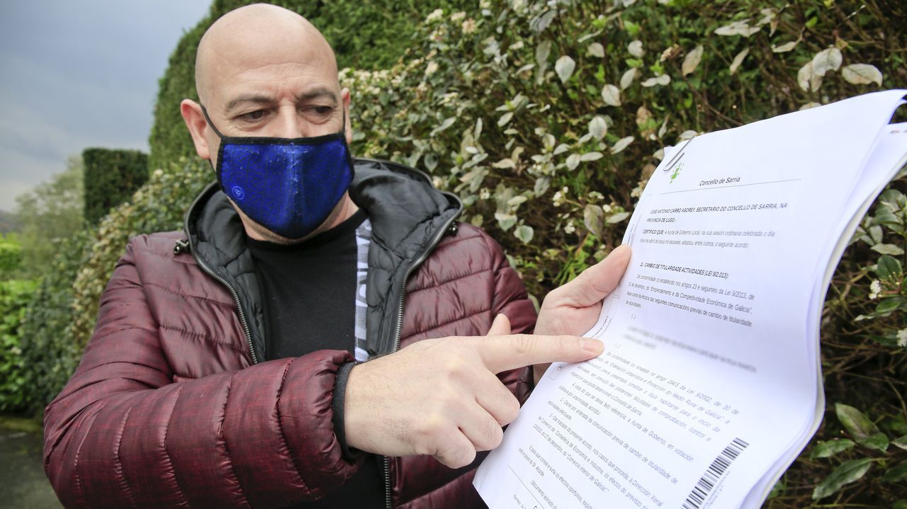 Homenaxe a�Xela Arias.Jos� Rey muestra la licencia de su establecimiento, concedida por el Concello de Sarria