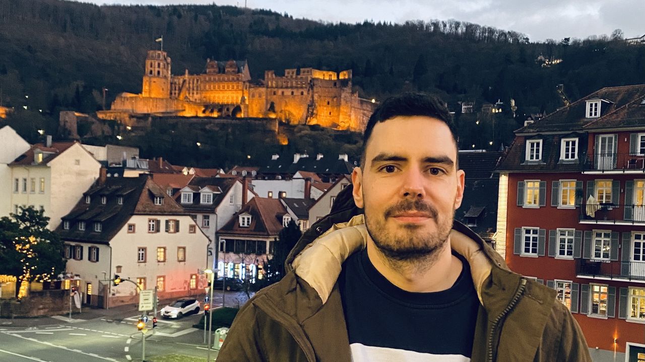 Ivan Regueiro ten 32 anos e leva tres cursos como profesor de galego no estranxeiro