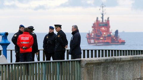 Diversas embarcaciones buscaron los cuerpos de los desaparecidos en la costa coruñesa