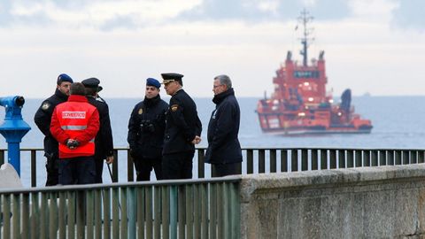 Diversas embarcaciones buscaron los cuerpos de los desaparecidos en la costa coruesa