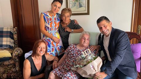 Erciria Rosa Vidal, a sus 101 años, con su familia, el alcalde de Ponte Caldelas, Andrés Díaz, y la concejala Aurora Cal