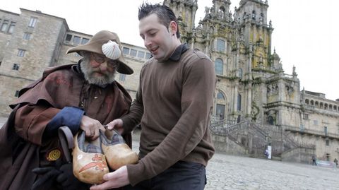 El zoqueiro Alberto Geada le entrega a Zapatones unos ejemplares de sus populares zocas