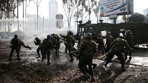 La polica antidisturbios intenta dispersar al convoy del lder opositor de Kenia 