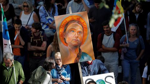 Manifestantes parisinos con un retrato de Greta Thunberg