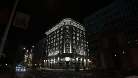 Edificio del Banco Pastor iluminado el sábado 6 de agosto