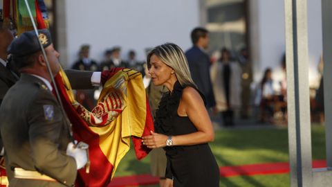 La concejala del PP, Noelia Pérez, juró bandera en el acto de San Francisco