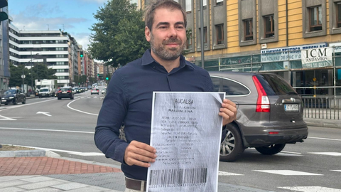El exdiputado y denunciante del peaje del Huerna, Daniel Ripa, con una imagen del ticket del peaje