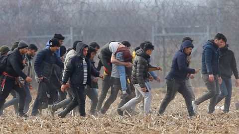 Migrantes cargan a un herido en el paso fronterizo de Pazarkule 