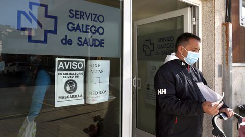 En el centro de salud de Ribeira, como en el de Boiro, también se indica en la puerta el número de facultativos que faltan.