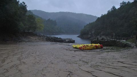 Los kayaks de la playa fluvial de A Cova, ahora en dique seco