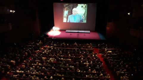 Vista general del homenaje a Tini Areces en el teatro de La Laboral