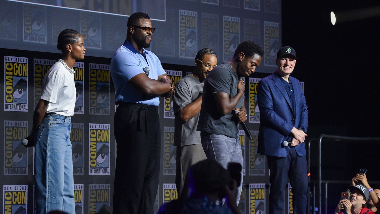 De izquierda a derecha, Letitia Wright, Winston Duke, Ryan Coogler, David Jonsson y Kevin Feige, en el panel de estudios Marvel en la Comic-Con.
