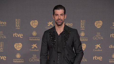 Miguel Ángel Muñóz, con esmoquin con solapa joya, camisa, fajín y zapatos de Dsquared2.