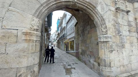 La calle María Sarmiento, junto a la Porta de Carlos V de Viveiro, fue precintada este viernes debido a la aparición de un obús de mortero de la Guerra Civil en el desescombro de un edificio cercano