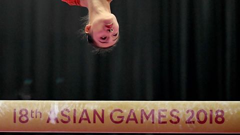 La japonesa Shiho Nakaji participa en la prueba final de gimnasia artística en los Juegos Asiáticos. 