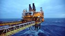 Una plataforma de petróleo a cien kilómetros de la costa