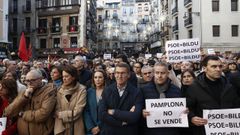 Feijoo, entre los miles de asistentes a la concentración contra la moción de censura que hará alcalde de Pamplona al candidato de Bildu con los votos del PSOE, Geroa Bai y Podemos.