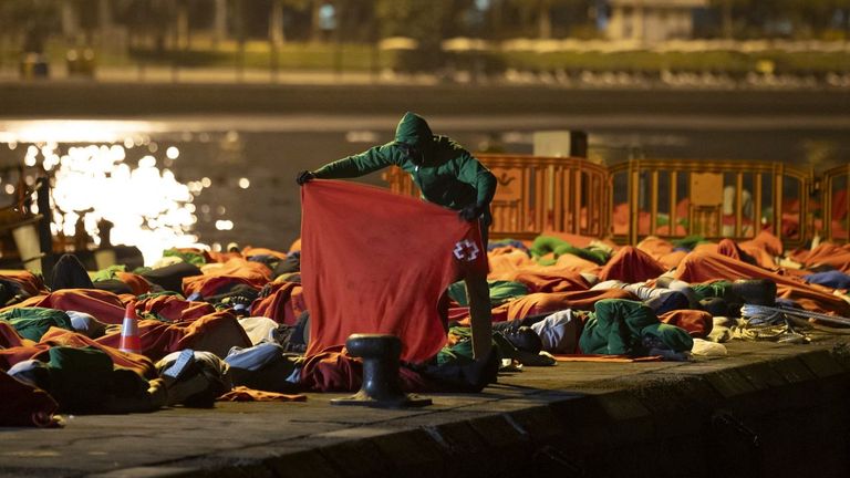 Dos centenares de migrantes tuvieron que pernoctar a la intemperie debido al «colapso total» de los centros de acogida