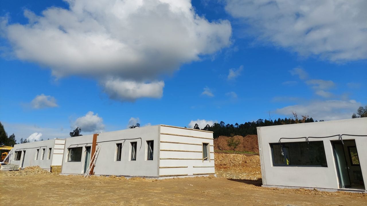 Las cabaas de Beche, ya en obras.Peregrinos en Pedrafita do Cebreiro, uno de los municipios donde se realiz el estudio.