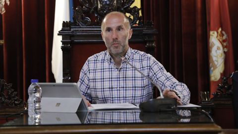 Jácome, en su asiento de alcalde en el salón de plenos de Ourense.