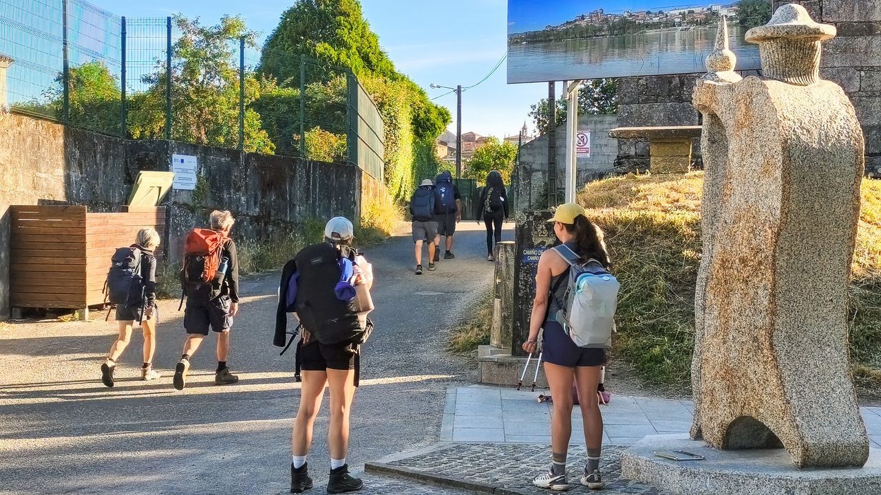 El Descenso Urbano de Sarria, en im�genes.Una nueva estatua del escultor local Rai saluda a los peregrinos junto al Mi�o