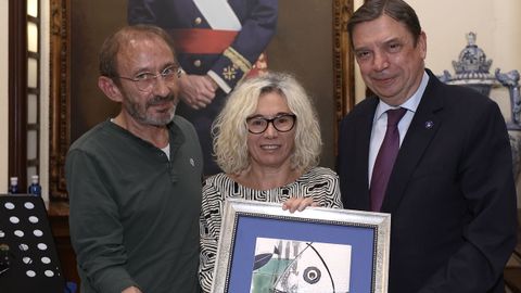 La Corporación Voz recibió el Premio a la Mejor Labor de Difusión del Sector Pesquero Español, entregado por el ministro Luis Planas y recogido por los periodistas Salvador Serantes y Espe Abuín 