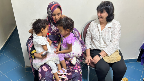 Imagen de la madre con las gemelas y Patr�cia Romero, enfermera neonatal del Hospital Sant Joan de D�u.