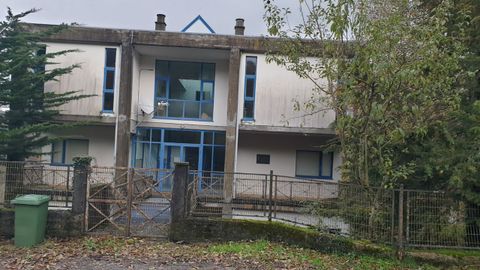 Colegio de Paredes de Lóuzara, en Samos