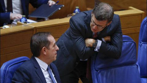 Feijoo conversa en el Parlamento de Galicia con el conselleiro de Facenda, Valeriano Martínez