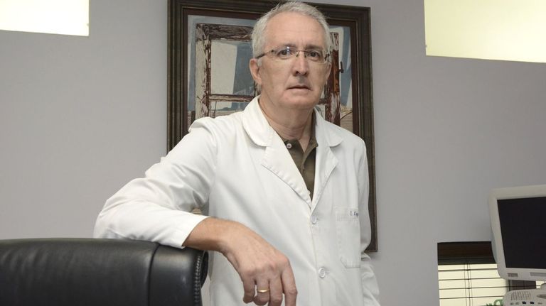El presidente del Colegio Médico de Pontevedra: «Nadie con sentido común quiere más facultades de Medicina en Galicia»