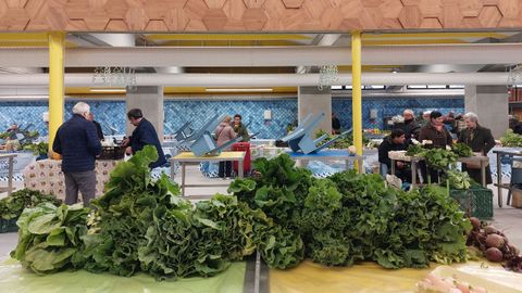 La verdura de los alrededores de Lugo está presente en la plaza de abastos los días de mercado, martes y viernes.