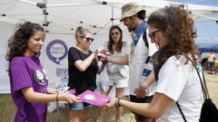 Punto violeta en la playa de Coroso, en Ribeira, durante la celebracin del da de la Dorna. La iniciativa de la Xunta Agresin Off pasa por instalar en grandes eventos zonas informativas y de sensibilizacin a la ciudadana sobre violencias sexuales.