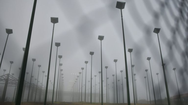 Niebla de advección, el fenómeno meteorológico que condiciona el aeropuerto de Alvedro