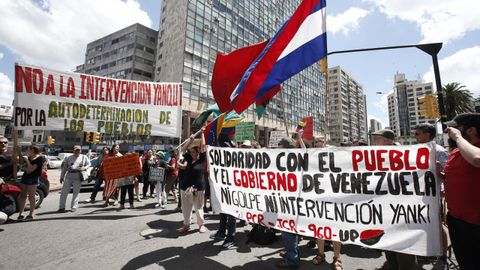Decenas de personas se manifiestan en Montevideo (Uruguay) a favor del gobierno de Maduro, durante la primera reunin del Grupo Internacional de Contacto sobre Venezuela