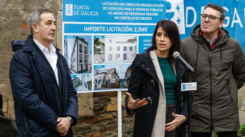 La conselleira de Vivenda, Mar�a Mart�nez Allegue, y el alcalde de Ribadeo, Dani Vega, a la derecha, anunciando la licitaci�n de la rehabilitaci�n de los inmuebles en ruina