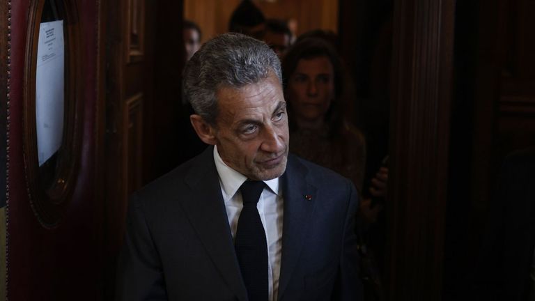El expresidente Nicolás Sarkozy saliendo del juzgado