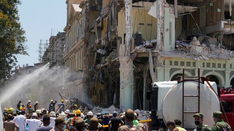 Rescatistas y bomberos trabajan en el lugar luego de que una explosión destruyera el Hotel Saratoga, en La Habana.