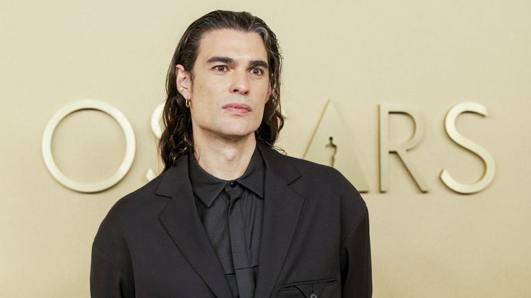 El buen rollo entre Oliver Laxe y Jacob Elordi en el almuerzo de los Óscars