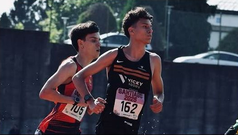 Mat�as Regueiro, de rojo, persigue a un rival sobre la pista