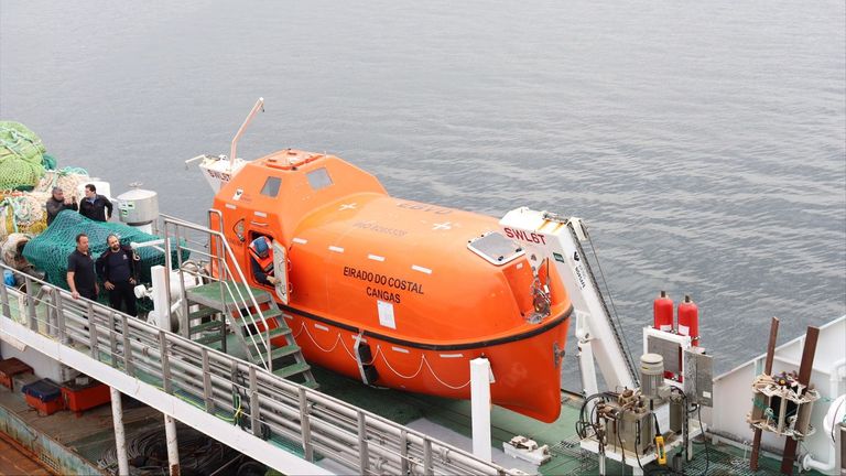 Un barco de Cangas incorpora un bote salvavidas cerrado que eleva la seguridad en caso de evacuación