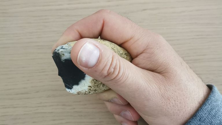 Descubren una herramienta paleolítica muy cerca de la Plisan