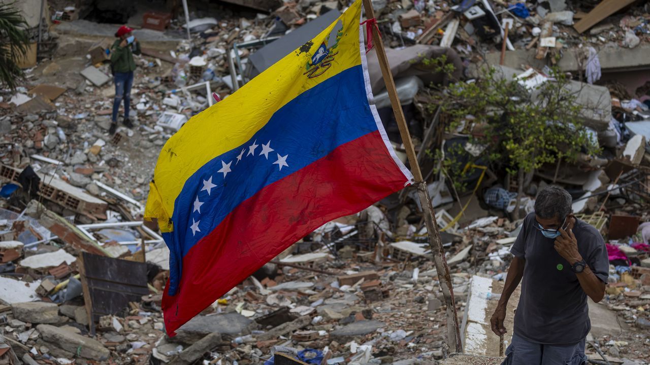 Voluntarios realizan labores de busca nunha zona afectada polo terremoto en Carballeda, La Guaira (Venezuela)