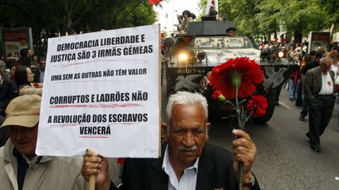 Imagen de archivo de la conmemoracin por las calles de Portugal del 35 aniversario de la revolucin.