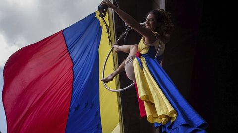 La artista Maril Garca realiza una puesta en escena llamada Venezuela Reprimida, durante una manifestacin contra el Gobierno venezolano 
