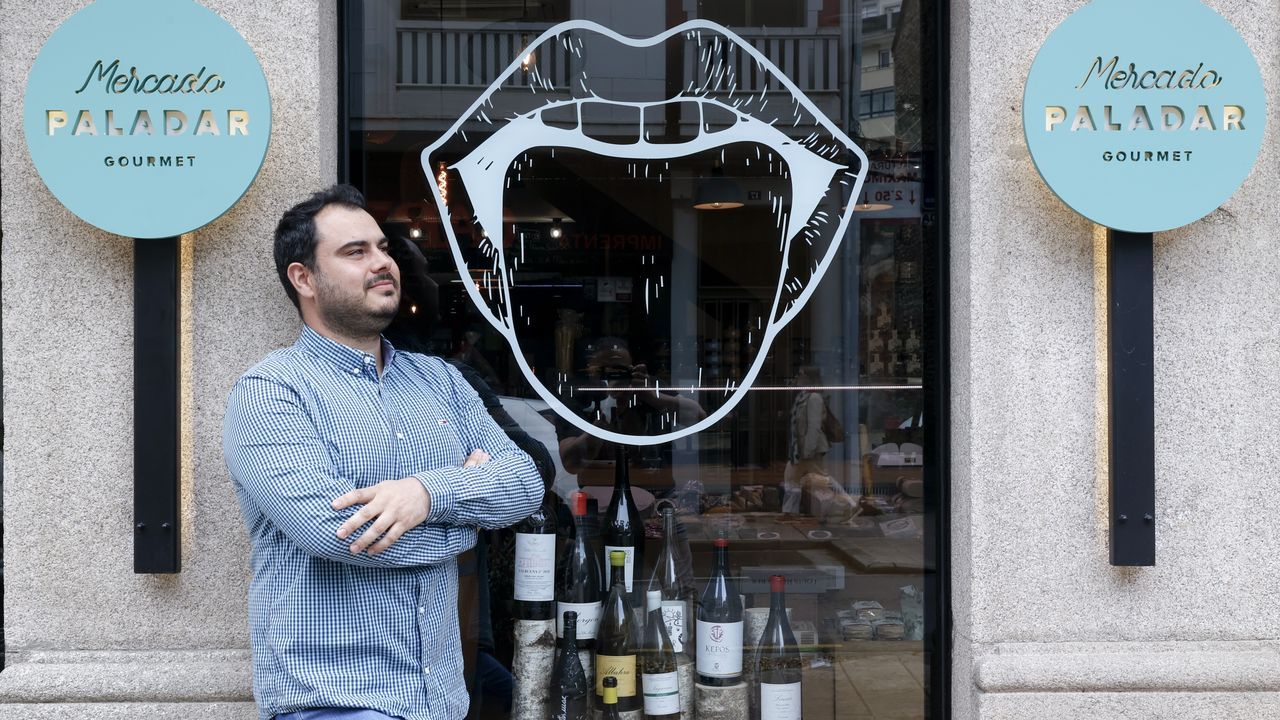 Diego Lpez, delante del escaparate de uno de los negocios a los que dise el interiorismo