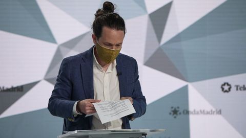 Pablo Iglesias revisa sus papeles antes del debate